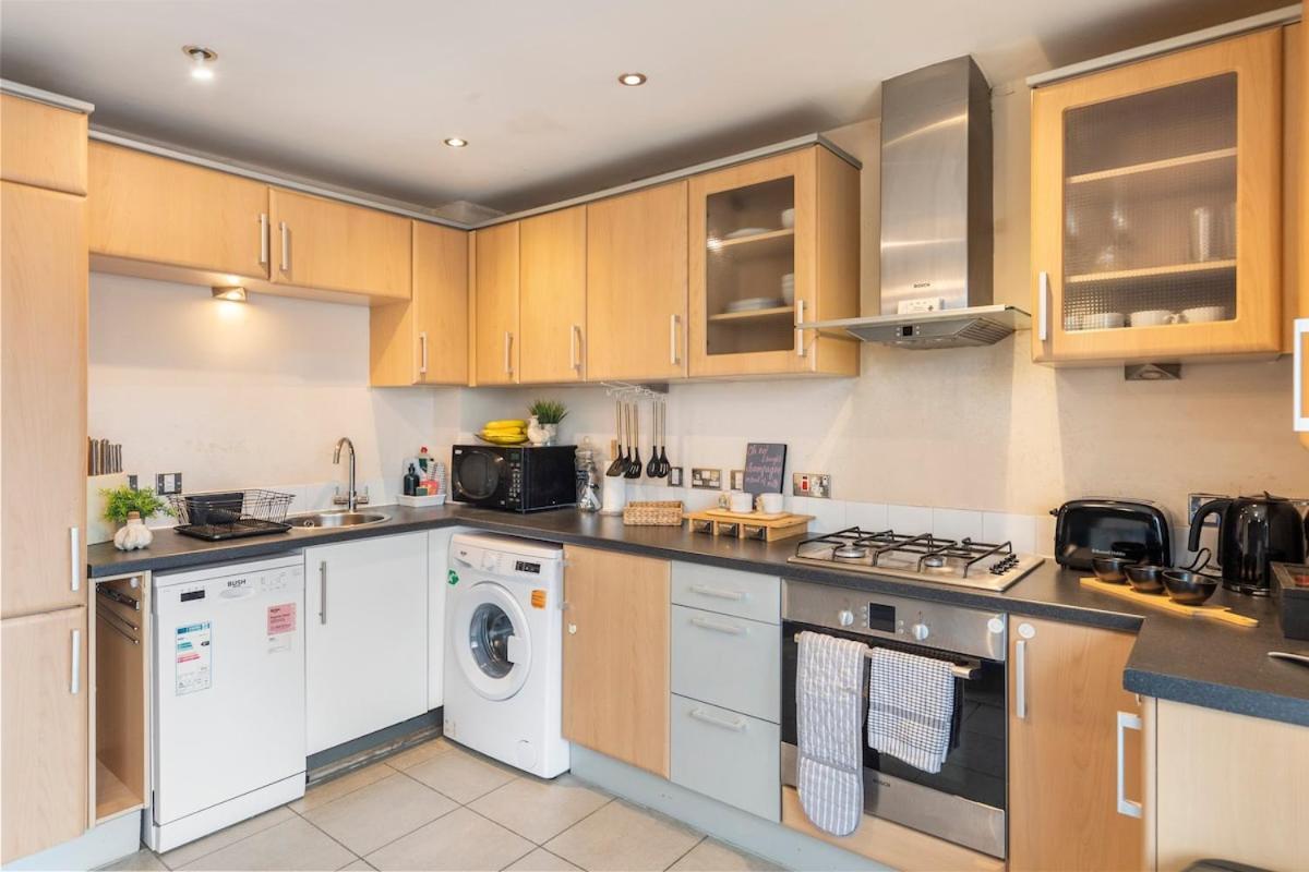 Ctr Free Parking Perfect For Contractors Apartment Swindon